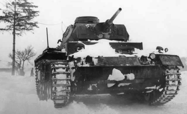 Трофейный Pz.III Ausf.J направляется на боевую позицию. Западный фронт, март 1941 года.