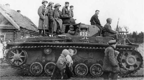 Бойцы Красной Армии отправляются в бой на трофейном танке Pz.III Ausf.G. Эта машина принадлежала к составу 18-й танковой дивизии Вермахта. Западный фронт, сентябрь 1941 года.