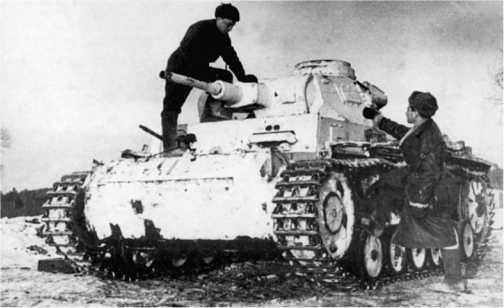 Инженер-майор Гудков осматривает отремонтированный танк Pz.III Ausf.H. Западный фронт, 1942 год.