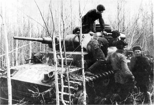 Танк Pz.III Ausf.J, только что выведенный из вражеского тыла экипажем под командованием старшего сержанта Н.И. Барышева (стоит в гимнастерке на переднем плане). Ленинградский фронт, апрель 1942 года.