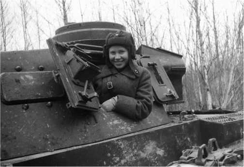 Санинструктор В. Николаева в башне трофейного танка Pz.III. Ленинградский фронт, апрель 1942 года.