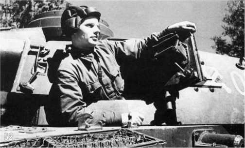 Командир трофейного танка старший сержант Н.И. Барышев в своей боевой машине. Волховский фронт, 107-й отдельный танковый батальон, 6 июля 1942 года.