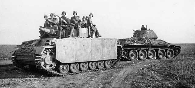 Советские танкисты на броне захваченного исправного Pz.III Ausf.N, отбуксированного им в расположение своих войск. Курская дуга, июль 1943 года.