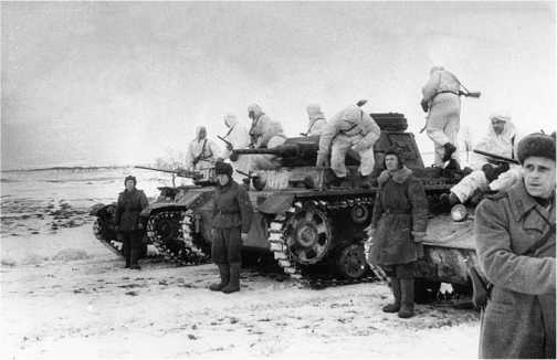 Разведподразделение в составе одного танка Pz.III Ausf.J и двух Т-60 готовится к выполнению боевого задания. Витебское направление, зима 1944 года.