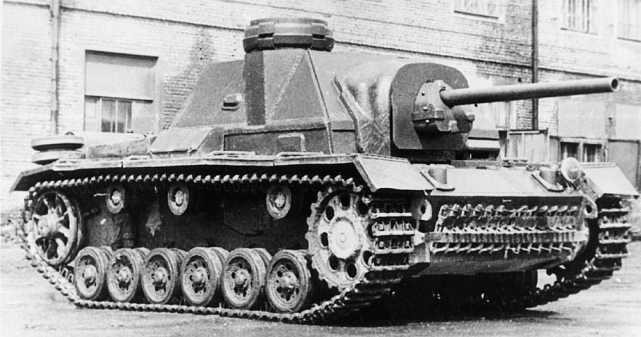Командирский вариант СУ-76И, оборудованный башенкой от танка Pz.III, во дворе завода № 37. Свердловск, июль 1943 год.