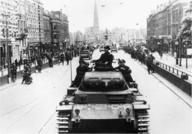 Pz.III Ausf.E на одной из улиц Роттердама. Май 1940 года.