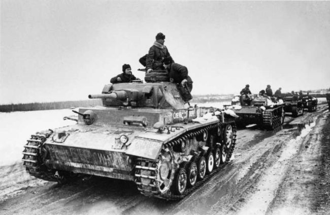 Отдельная рота трофейных танков на Западном фронте. Март 1942 года. На переднем плане — Pz.III Ausf.J «Смерть Гитлеру».