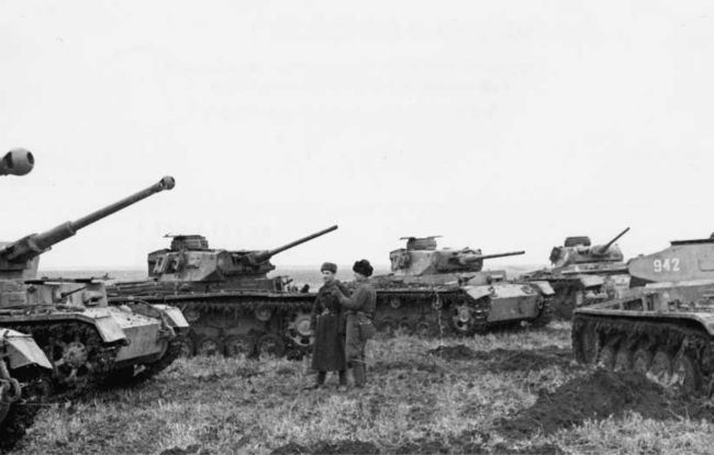 Немецкие танки, захваченный Красной Армией в исправном состоянии. В центре три «тройки»: одна Ausf.L и две Ausf.J. Северный Кавказ, декабрь 1942 года.