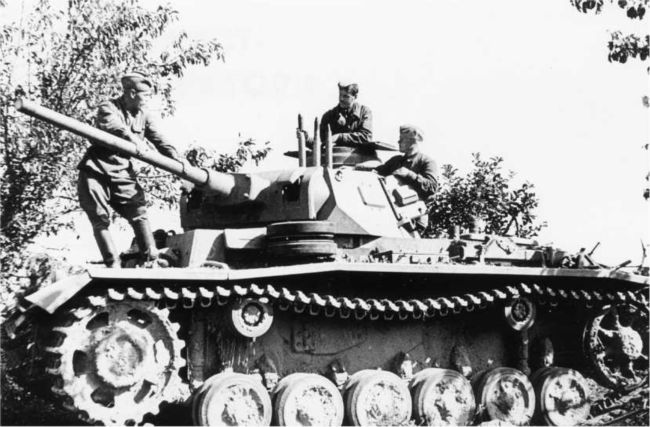 Красноармейцы осматривают трофейный танк Pz.III Ausf.J с длинноствольной 50-мм пушкой. Лето 1942 года.