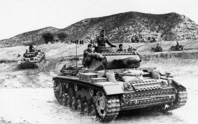 31. Танки сопровождения Pz.III Ausf.N из состава 501-го тяжелого танкового батальона. Тунис, конец 1942 года. Любыми средствами, включая мешки с песком, экипажи стремились повысить защищенность своих боевых машин.