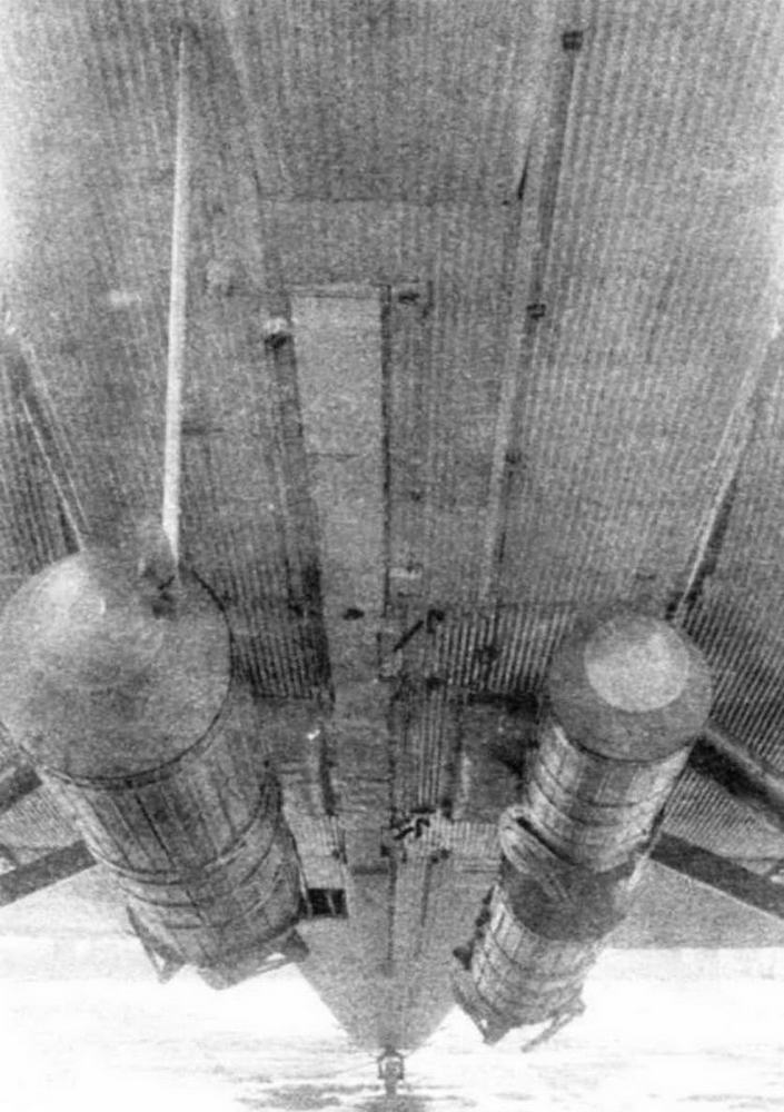 Ротативно-рассеивающие бомбы под ТБ-3. Видны все три типа: РРАБ-250, РРАБ-500 и РРАБ-1000