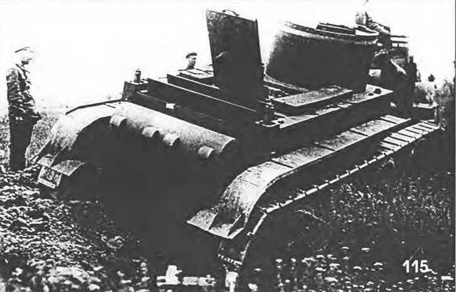 Полевой ремонт танка БТ-2 из состава 45 механизированного корпуса. Маневры Киевского военного округа. Лето 1935 г.