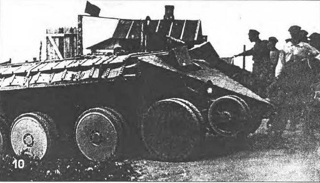 Члены одной из многочисленных делегаций знакомятся с танком «Кристи». Апрель 1931 г.