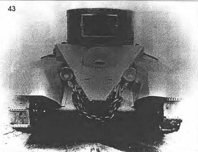 Опытный образец танка БТ-6 без установленного вооружения. Обратите внимание на оригинальную конструкцию люка механика-водителя, хорошо видимую на виде спереди.