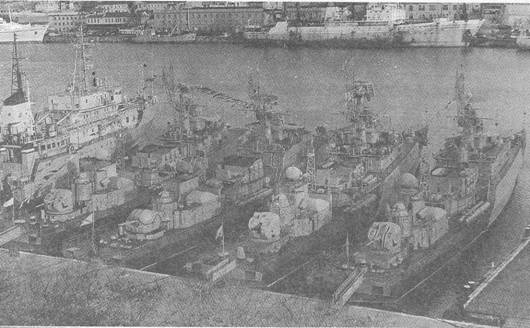 Корабли проектов 1124 и 1124М в Южной бухте Севастополя, 1998 г. Слева направо: МПК-134 (бывший «Киевский комсомолец»), МПК-127 (бывший «Комсомолец Грузии»), МПК-207 и МПК-118 (бывший «Комсомолец Молдавии»)