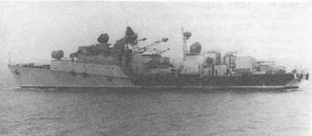 МПК-10 Северного флота, 1991 г. Обратите внимание на заваливающуюся мачту, специально предусмотренную для прохода корабля по рекам