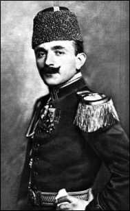 Исмаил Энвер (Энвер Паша) — член триумвирата (вместе с Талаат-пашой и Джамаль-пашой) фактически руководившем Турцией в 1913–1918 годах. Военный министр, заместитель Верховного Главнокомандующего.