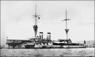 Немецкий броненосный крейсер «Блюхер» в достройке. В начале 1910 г. он чуть было не перешел под турецкий флаг, но из-за финансовых проблем морякам Турции пришлось удовольствоваться двумя старыми броненосцами (внизу).
