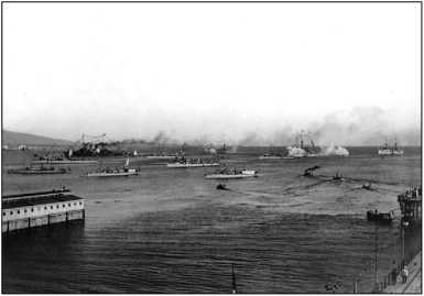 Греческий флот, снимок 1912 г. На первом плане — миноносцы, второй ряд составляют истребители, на заднем плане видны главные силы флота: броненосный крейсер «Аверофф» (слева) и три броненосца типа «Гидра».