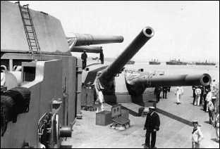 381-мм орудия главного калибра линкора «Куин Элизабет» — главный аргумент адмирала Фишера в «разговоре» о фортах Дарданелл.