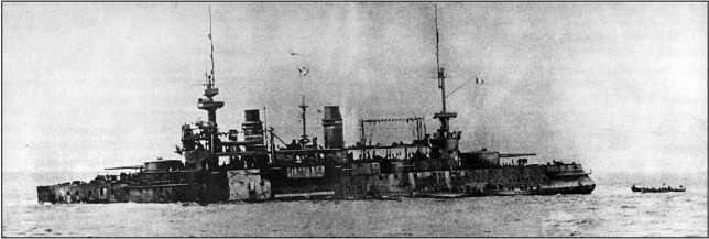 Французский броненосец «Голуа». На верхнем фото — корабль незадолго до начала Первой мировой, на нижнем — непосредственно после «столкновения» с турецкими береговыми батареями 18 марта 1915 г.