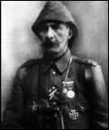 Генерал-майор Бюлькат Мехмет Эсат-паша командующий III-м турецким корпусом. Фото 1918 г. Обратите внимание на знак Оттоманской военной медали (Галиполийская звезда).