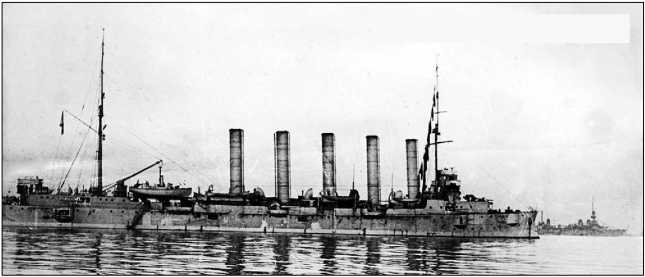 Русский бронепалубный крейсер «Аскольд», прикрывавший французскую высадку.