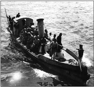 Паровые катера с кораблей были основной тягловой силой там, где не хватало гребцов. На фото «пикет бот» с броненосца «Трайомф».