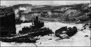 «Ривер Клайд» и приданные ему два лихтера не смогли подойти вплотную к берегу — 80 метров воды и лихтеры стали могилой для сотен солдат 29-й дивизии.
