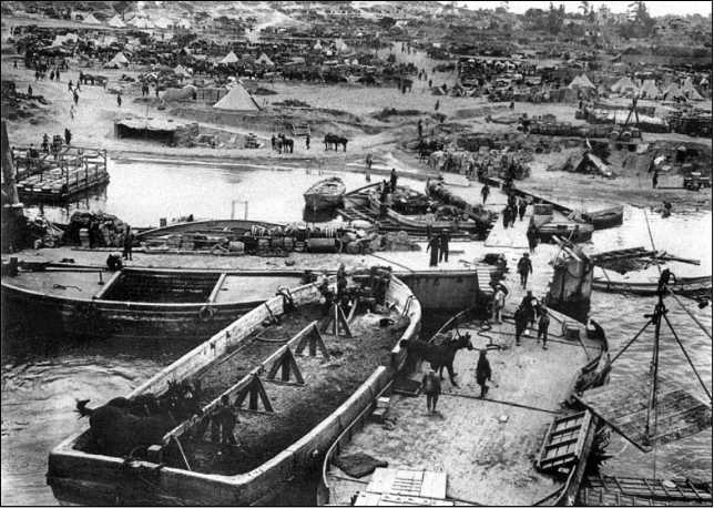Беспорядок не может быть вечным. К 6 мая 1915 года на участке «V» обстановка была уже вполне рабочая. Обратите внимание на деревянные лихтеры скупленные английскими офицерами по всему Средиземноморью.