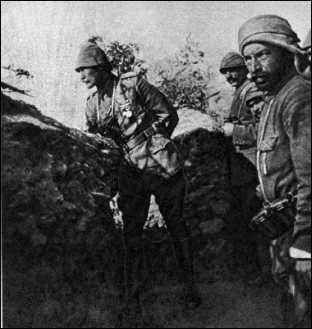 Начало легенды. Подполковник Мустафа Кемаль-паша в окопах. «Я не ожидаю, что вы атакуете, я приказываю вам умереть! За время, которое пройдет до того, как мы все погибнем, другие войска и командиры займут наше место!»