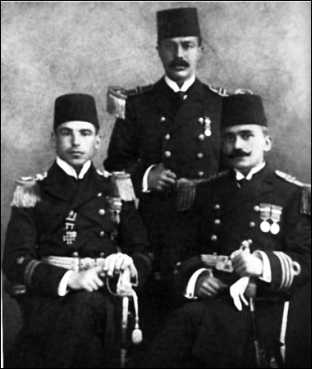 Рудольф Фирле (сидит слева) вместе с командиром миноносца „Султанхиссар“ Али Реза (стоит) и Ахмет Саффет-бей (сидит справа, командовал эсминцем „Муавенет“ до прибытия Фирле).