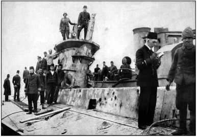 Осмотр немецкими специалистами засевшей на мели подводной лодки Е-15.