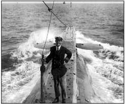 Командир Е-14 Эдвард Бойл на палубе своей подводной лодки.