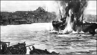 Атака подводной лодкой Е-11 на транспорт «Стамбул» в бухте Золотой Рог, 25 мая 1915 г. С газетного рисунка.