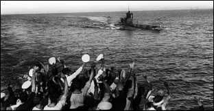 Экипаж эсминца «Грэпус» приветствует подводную лодку Е-11, возвращающуюся из похода в Мраморное море, 6 июня 1915 г.