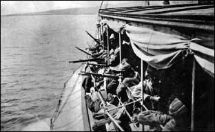 Противолодочный дозор. Перевозимые на транспортах по Мраморному морю турецкие солдаты следят за появлением подводной лодки.