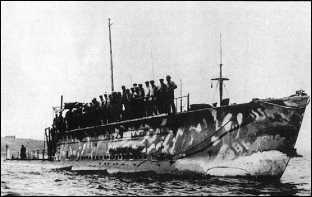 Французская подводная лодка «Мариотт» обладавшая рекордной скоростью подводного хода. Выход из базы на острове Мудрос, 1915 г.