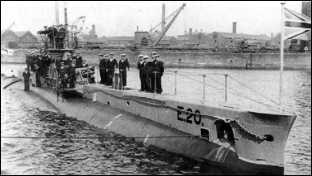 Британская подводная лодка Е-20 с установленной армейской 152-мм гаубицей. Лодка была потоплена немецкой подводной лодкой UB-14.