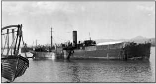 Аэростатоносец «Гектор», сменивший отбывшую на охоту за крейсером «Кенигсберг» «Маннику» у Дарданелл.