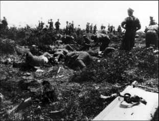 Последствия турецких атак 19 мая 1915 г. Уборка трупов.