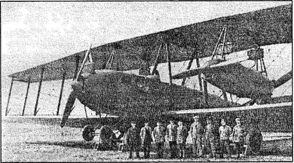 «Штаакен — Цеппелин» P-XIVa — самый тяжелый самолет Первой мировой войны. На переднем плане — группа конструкторов.