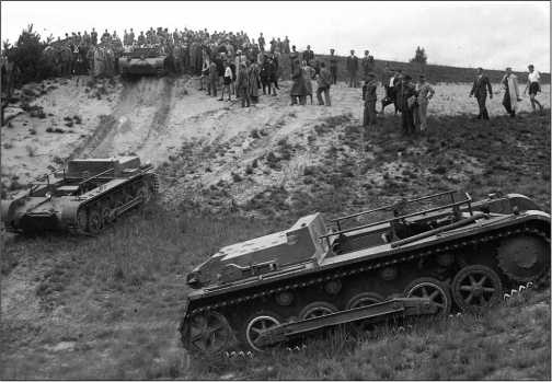 Учебные танки Pz.I Ausf.B во время демонстрационных заездов. 1936 год.