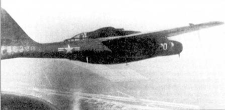Самолеты 325-й истребительной всепогодной группы в мае 1947 г. базировались на аэродроме Митчелл-Филд, шт. Нью-Йорк, затем группу перебазировали в Калифорнию на аэродром Гамильтон-Филд. В группу входило три эскадрильи, но только две из них имели на вооружении истребители P-61. На снимке — P-61В-20 из 318-й эскадрильи па подлете к аэродрому Гамильтон-Филд, 1948 г.