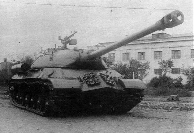 Первый серийный танк ИС-3 во дворе Челябинского Кировского завода.