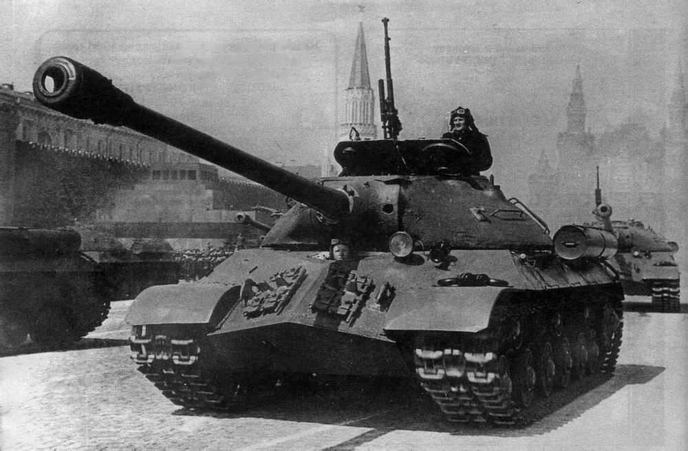 Тяжелые танки ИС-3 на Красной Площади. 1 мая 1949 года.
