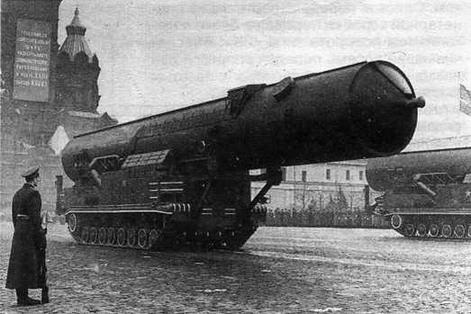 Стартовая установка ракеты 8К99. Москва, Красная площадь, 7 ноября 1965 года. РГАКФД