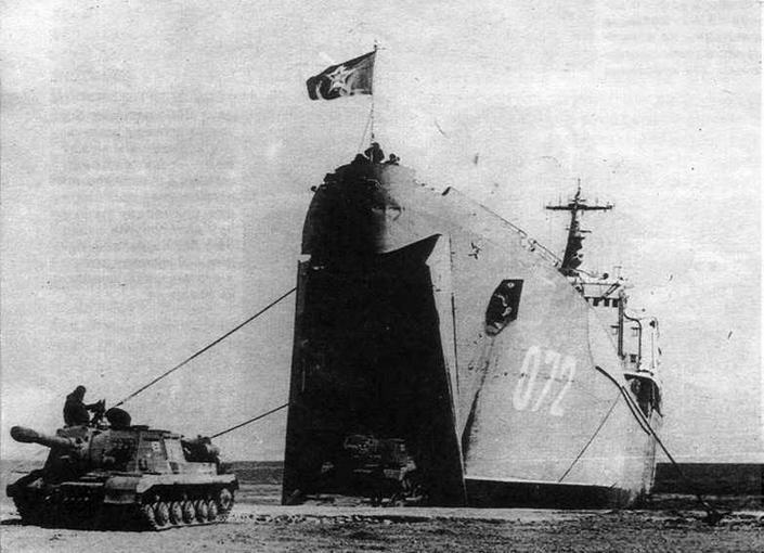 Высадка самоходных орудий ИСУ-152М с большого десантного корабля типа «Воронежский комсомолец». Конец 60-х годов.