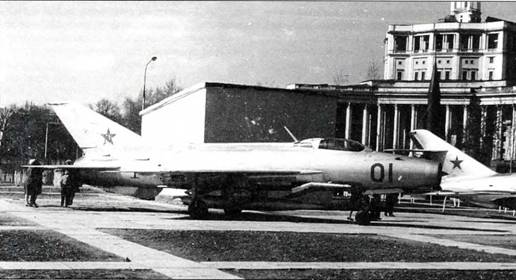 Серийный МиГ-21Ф и его фрагменты. В таком виде самолет поступил в Центральный музей вооруженных сил в середине 1960-х