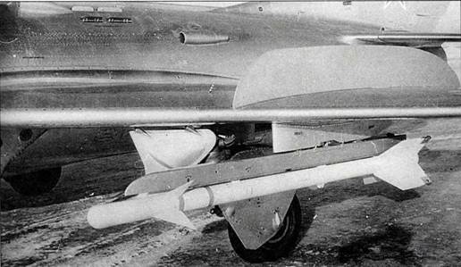 Ракета К-13 под крылом самолета МиГ-19С во время испытаний